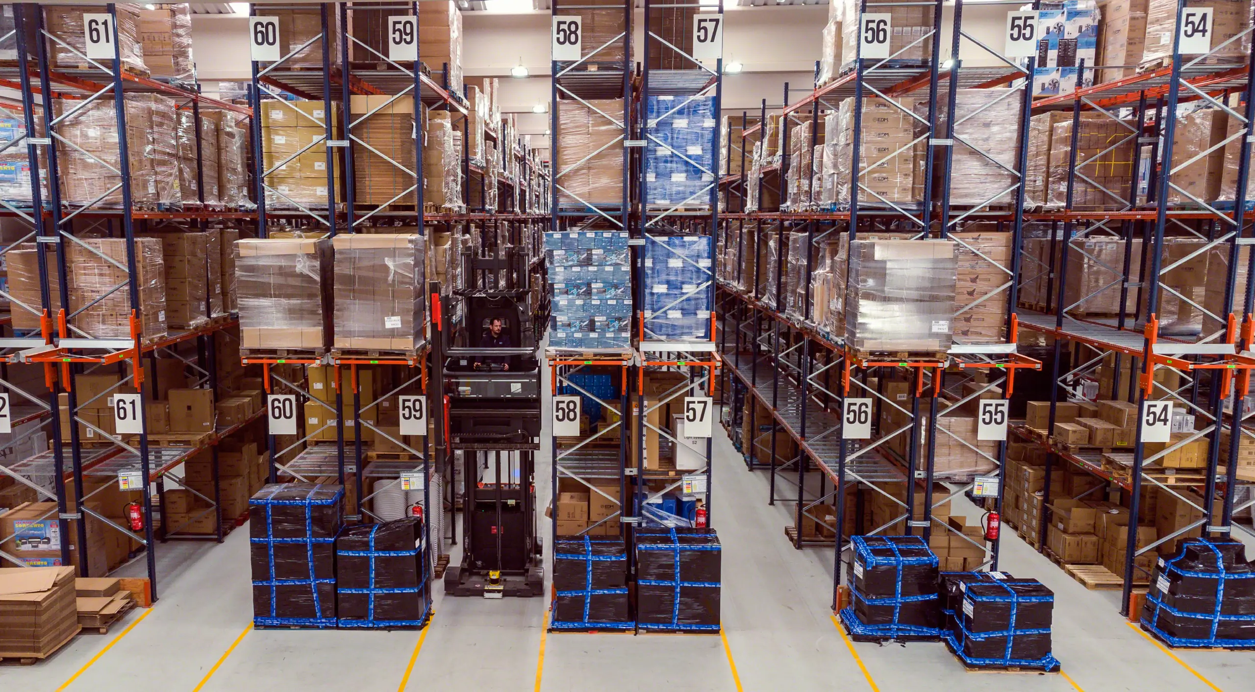 Centro logístico de Elektro3 con apiladora y palets de producto EDM